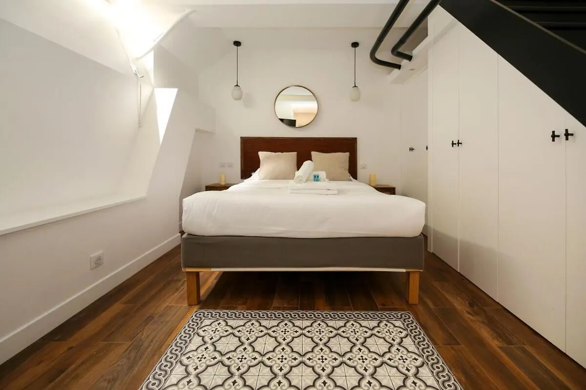 Appartement Proche Des Celebres Puces De Paris 4P contacts