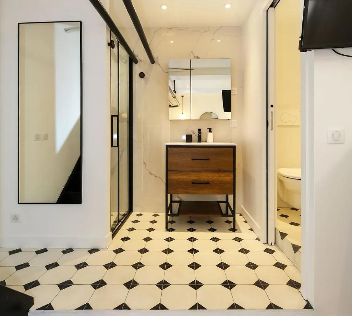 Appartement Proche Des Celebres Puces De Paris 4P
